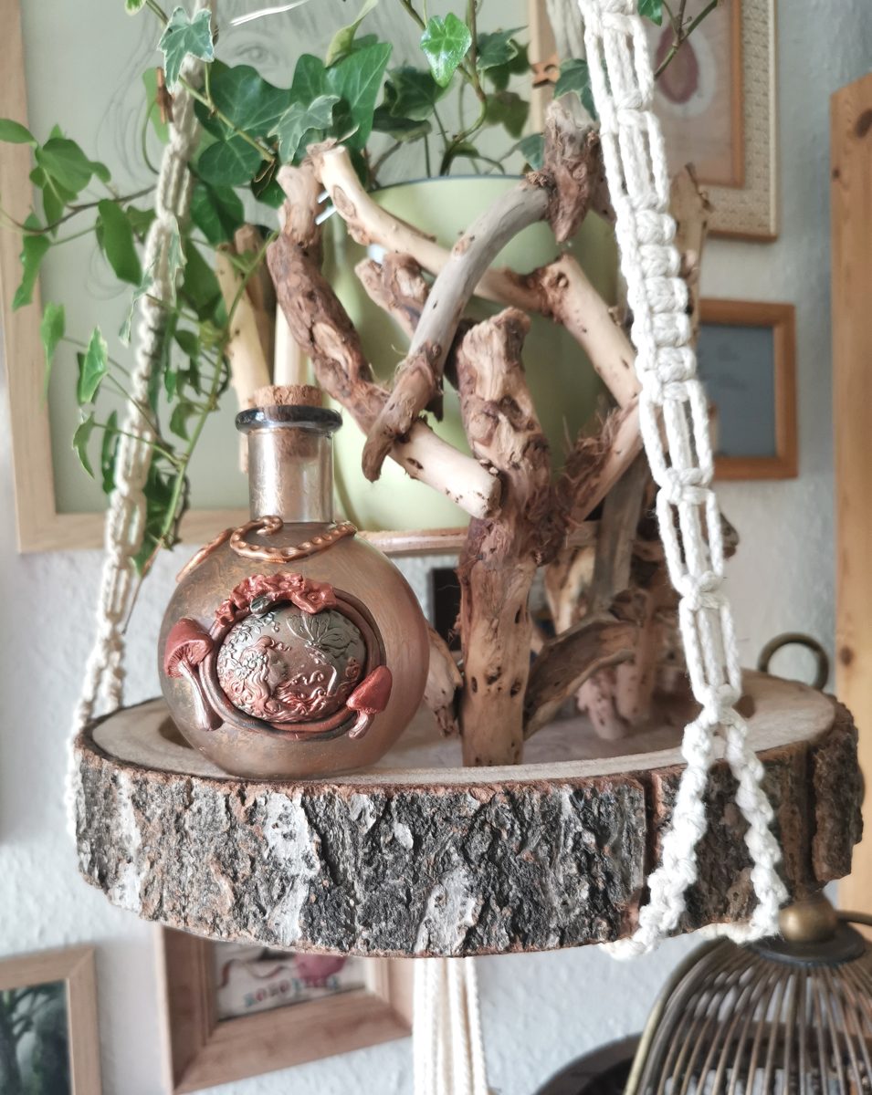 Verzauberte Phiole in Makramee-Hängung