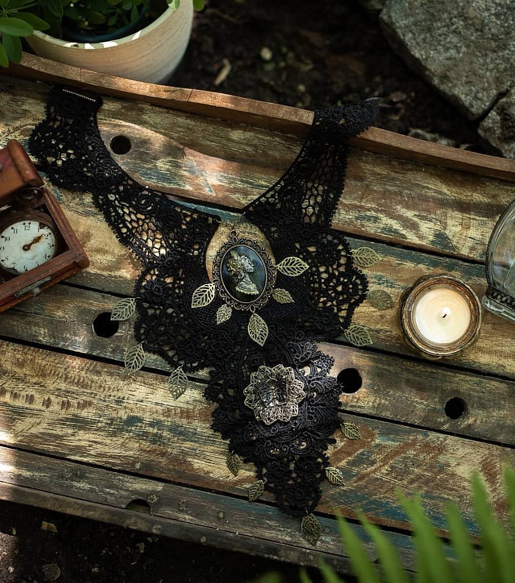 Makramee-Kragen in Schwarz